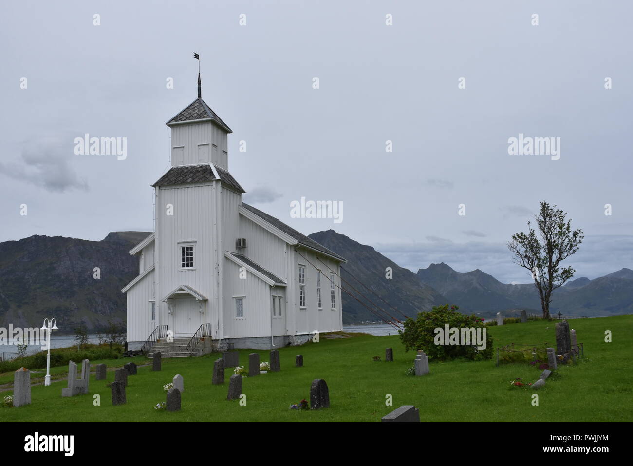 Norwegen, Lofoten, Gimsøy, Gimsøy Kirke, Kirche, Friedhof, Gimsøya, Gimsøystraumen, Fjord, Vinjevika, Sandmannen, Insel, Kreuz, Grabkreuz, Gottesacker Stock Photo