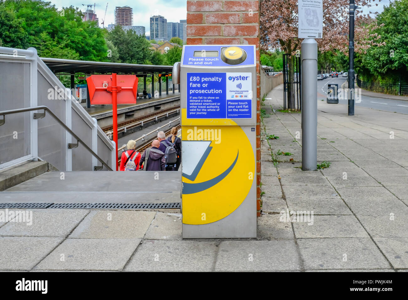 Oyster card reader hires stock photography and images Alamy