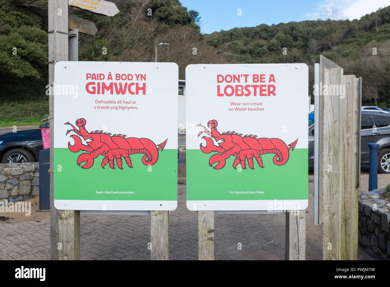 Sign on Caswell Beach, The Mumbles, Swansea saying 'don't be a lobster, wear suncream on welsh beaches' Stock Photo