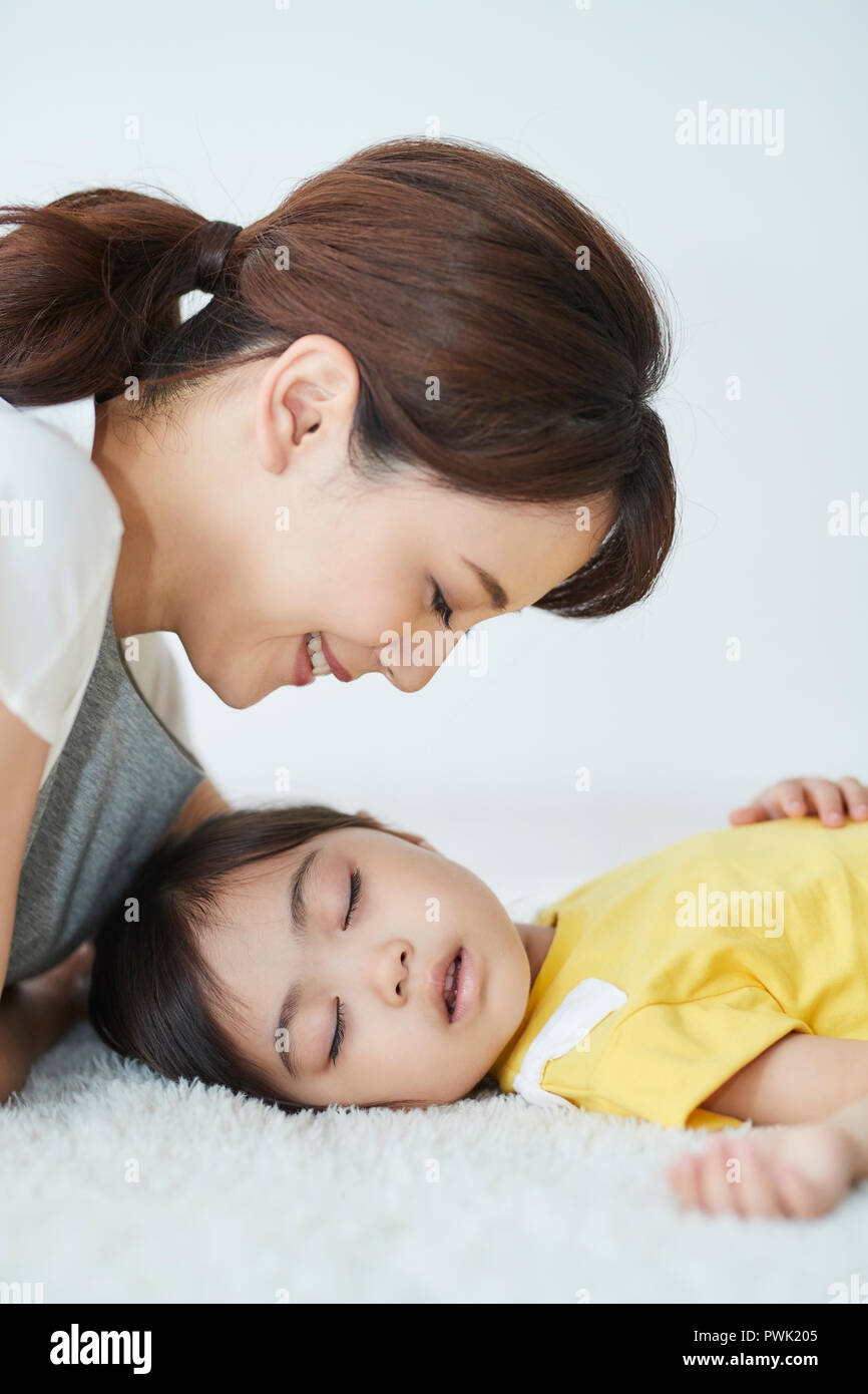 Japanese mother with sleeping kid Stock Photo Alamy