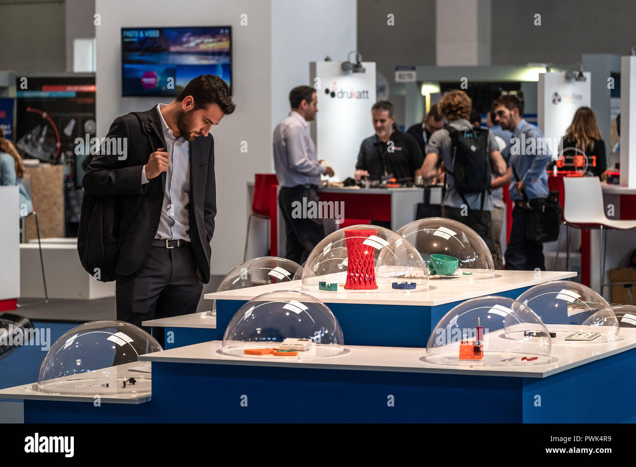 Barcelona, Catalonia, Spain. 16th Oct, 2018. A man is seen admiring 3D