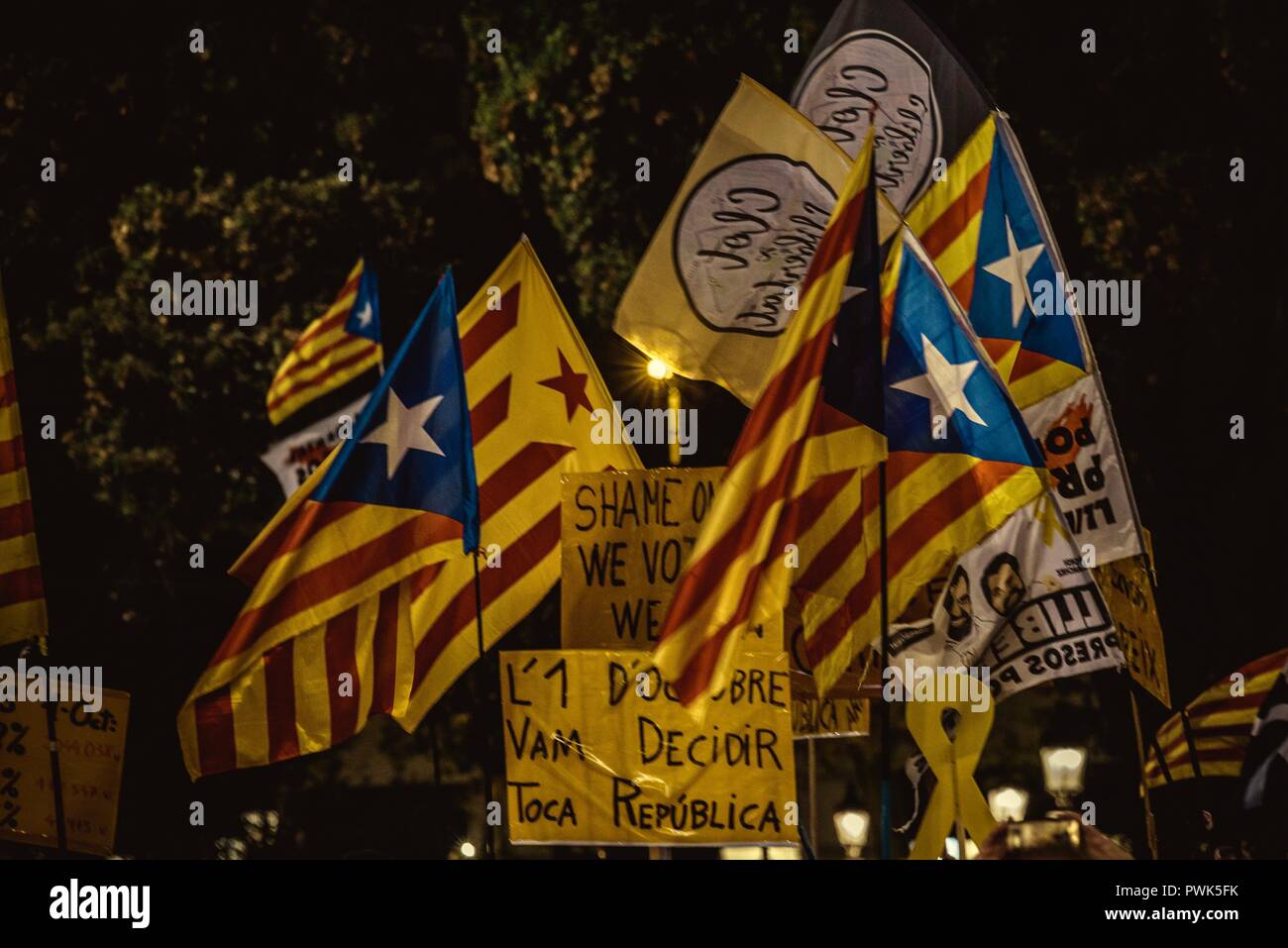 Barcelona, Spain. 16 October, 2018:  Catalan separatists demand 'freedom for the political prisoners' shouting slogans and raising placards the day marking 1 year of imprisonment of former president of the ANC, Jordi Sanchez, and former president of Omnium Cultural, Jordi Cuixart, facing accusations over rebellion and sedition in relation with a banned referendum on secession and the independence vote at the Catalan Parliament in October 2017. Credit: Matthias Oesterle/Alamy Live News Stock Photo