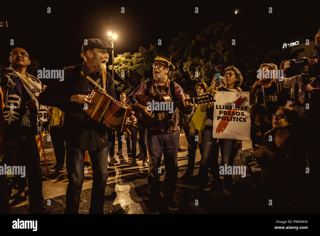 Barcelona, Spain. 16 October, 2018:  Catalan separatists demand 'freedom for the political prisoners' singin songs the day marking 1 year of imprisonment of former president of the ANC, Jordi Sanchez, and former president of Omnium Cultural, Jordi Cuixart, facing accusations over rebellion and sedition in relation with a banned referendum on secession and the independence vote at the Catalan Parliament in October 2017. Credit: Matthias Oesterle/Alamy Live News Stock Photo