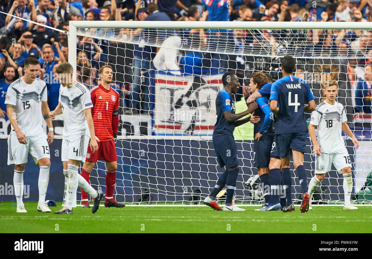 Paris, France. 16th October, 2018.  Antoine GRIEZMANN, FRA 7   shoot goal for 2-1 , Manuel NEUER, DFB 1 goalkeeper, Cheering, joy, emotions, celebrating, laughing, cheering, rejoice, tearing up the arms, clenching the fist, celebrate, celebration,  FRANCE  - GERMANY  Football Nations League, Season 2018/2019,  October 16, 2018  Paris, Germany. © Peter Schatz / Alamy Live News Stock Photo