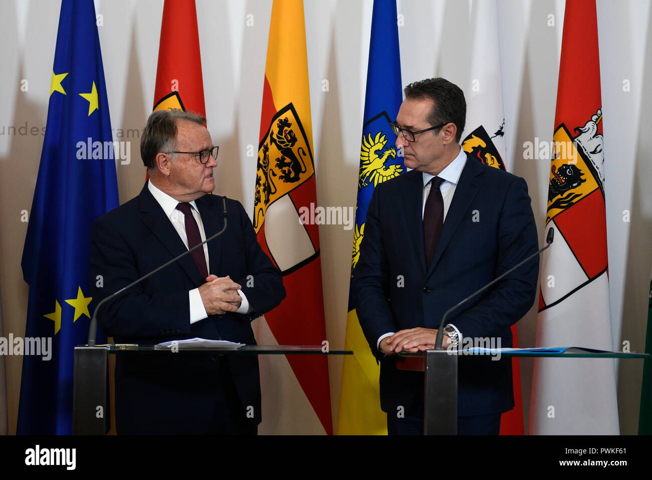 Vienna, Austria. 17 October 2018. Comment on the lack of competence between the federal government and the federal states in the press foyer of the 31st Council of Ministers at Wednesday. Picture shows (from L to R) Hans Niessl (SPÖ) and Heinz Christian Strache (FPÖ). Credit: Franz Perc/Alamy Live News Stock Photo