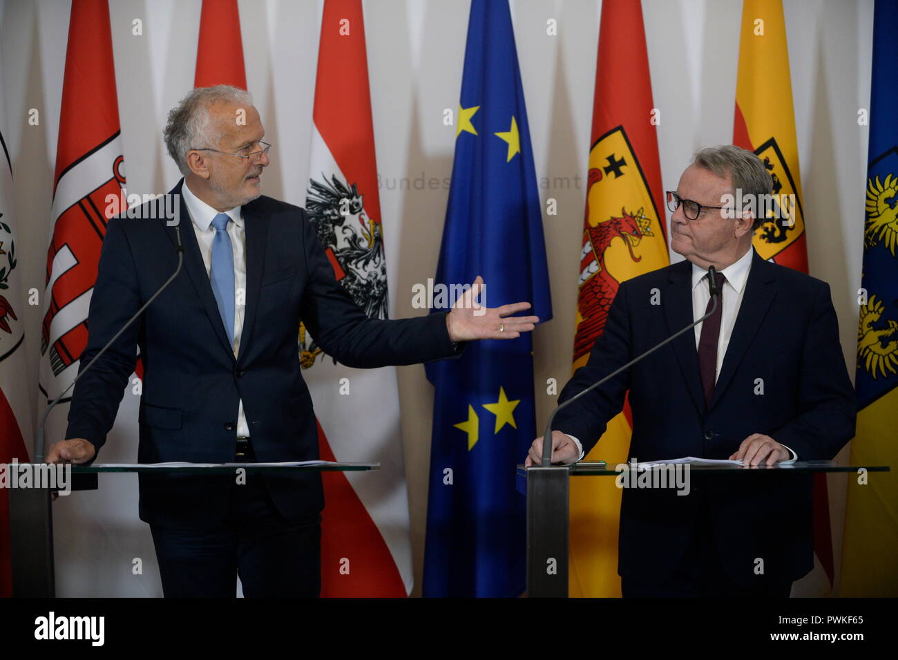 Vienna, Austria. 17 October 2018. Comment on the lack of competence between the federal government and the federal states in the press foyer of the 31st Council of Ministers at Wednesday. Picture shows (from L to R) Josef Moser (ÖVP) and Hans Niessl (SPÖ). Credit: Franz Perc/Alamy Live News Stock Photo