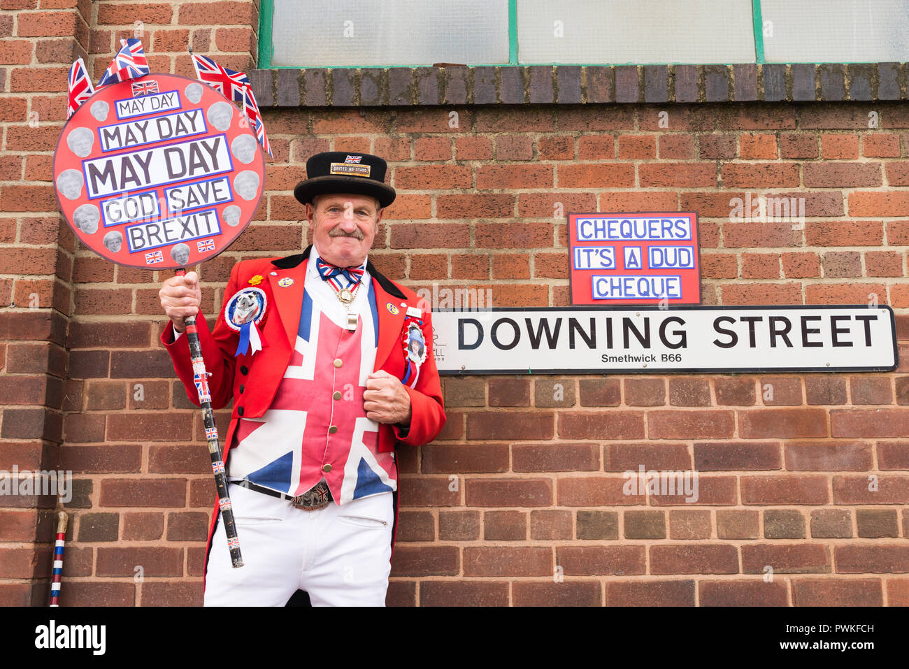 Downing Street,Smethwick,West Midlands. 17 October 2018. As Theresa May heads to Brussels, Pro-Brexit supporter dressed as John Bull protests about lack of progress in Uk's agreement to leave the EU.Credit: Nick Maslen/Alamy Live News Stock Photo