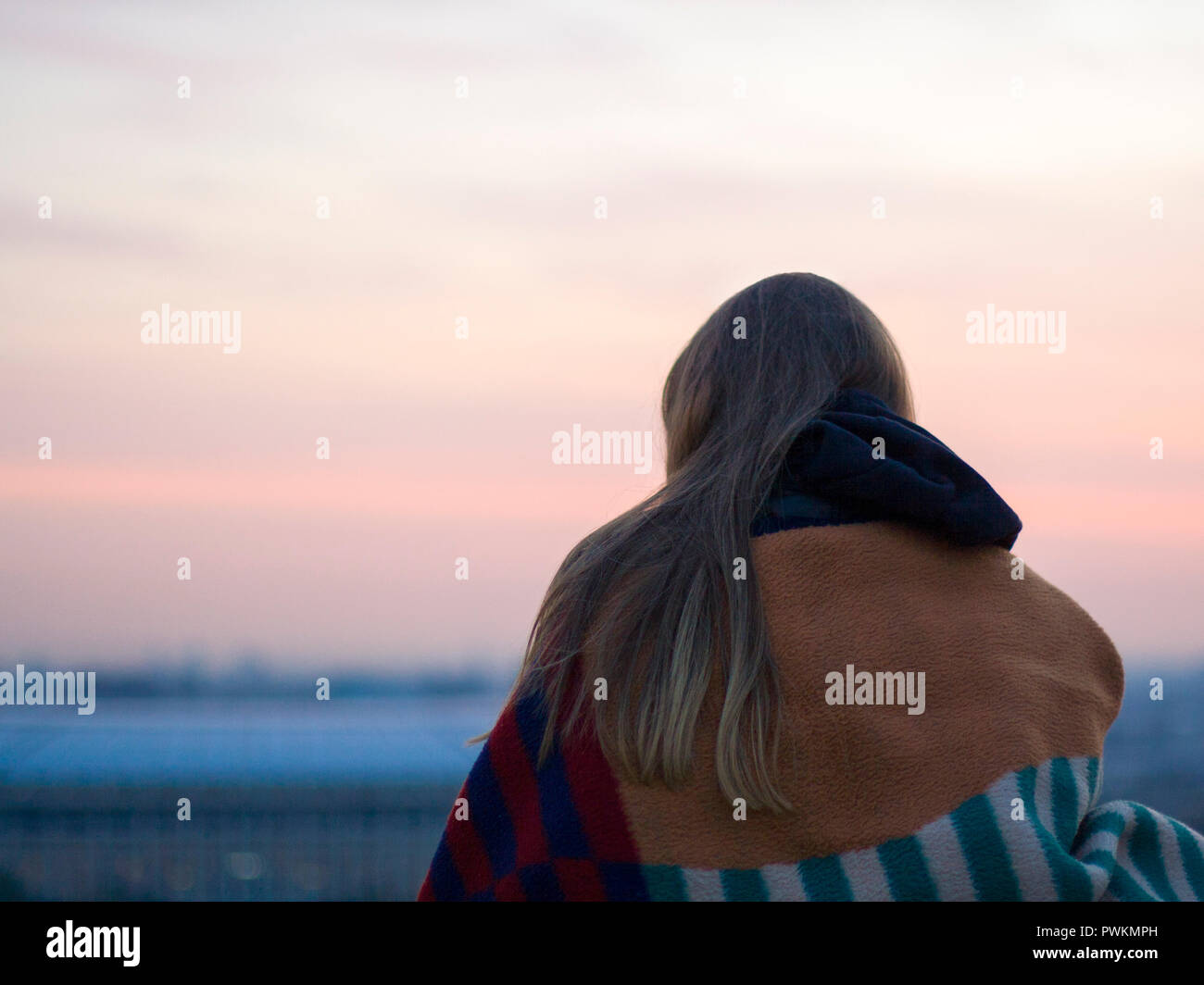 Girl watching sunset hi-res stock photography and images - Alamy