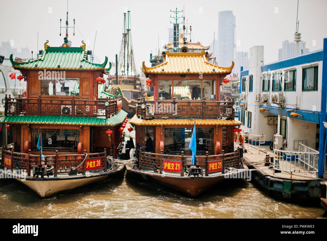 Chinese junk boats hi-res stock photography and images - Alamy