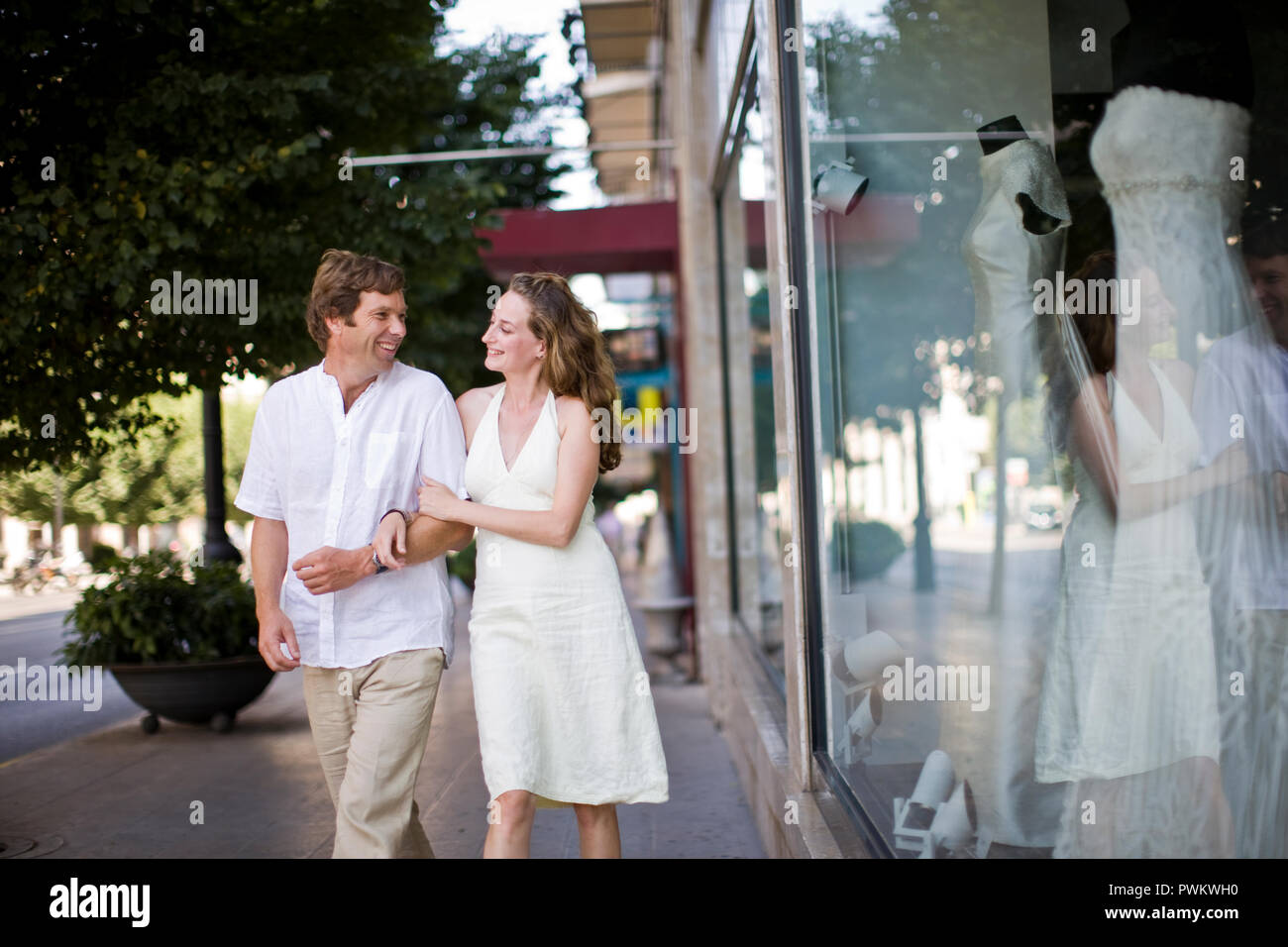Linking arms and couple hires stock photography and images Alamy