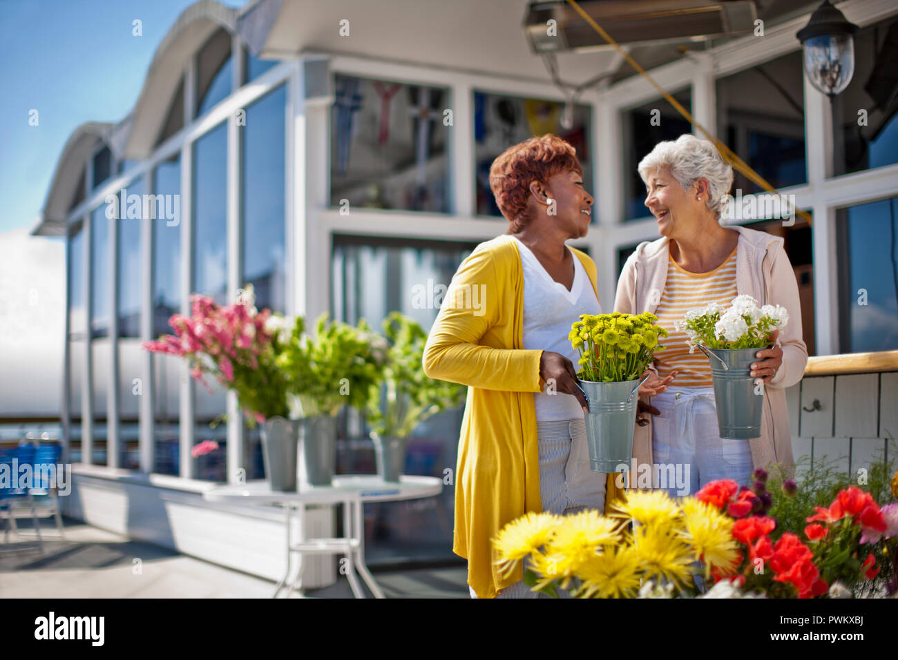 Woman enjoying a day out socializing hi-res stock photography and ...