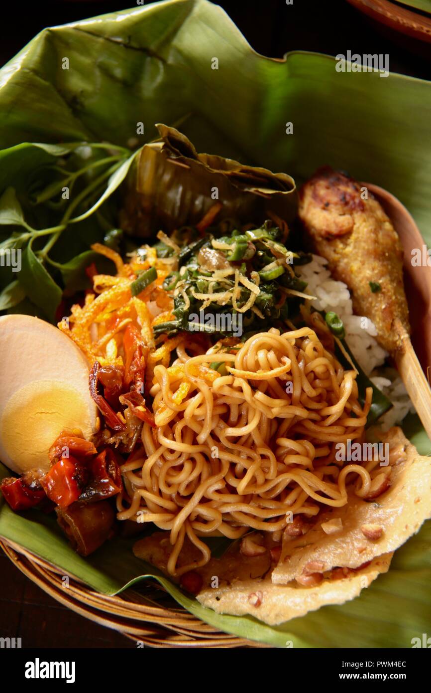 Nasi Jinggo, the Balinese small meal of rice with fried noodles ...