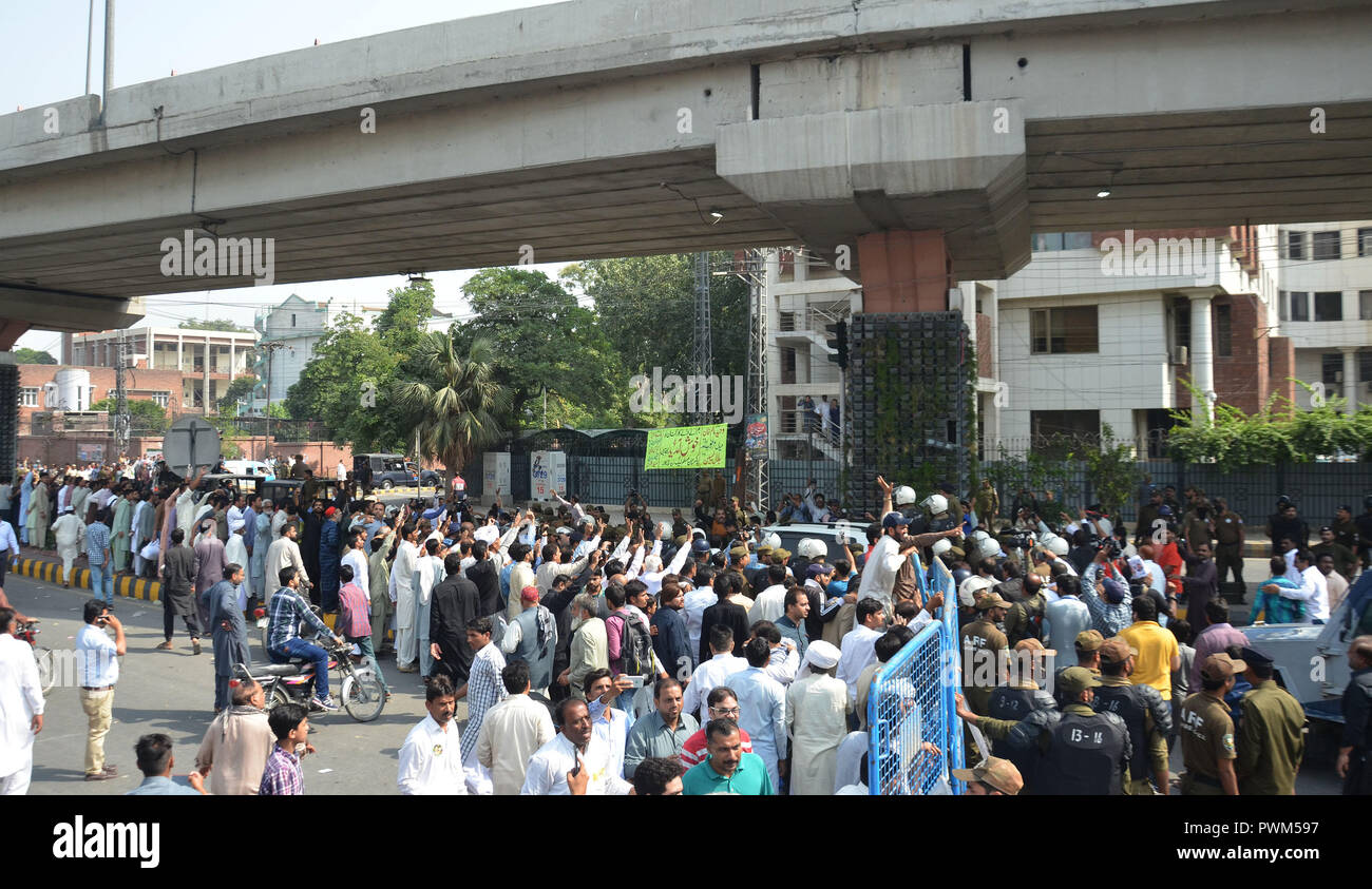 Lahore, Pakistan. 15th Oct, 2018. Pakistani policemen escort the convey of arrested opposition leader Shahbaz Sharif and PML-N President after hearing in corruption court in Lahore Credit: Rana Sajid Hussain/Pacific Press/Alamy Live News Stock Photo