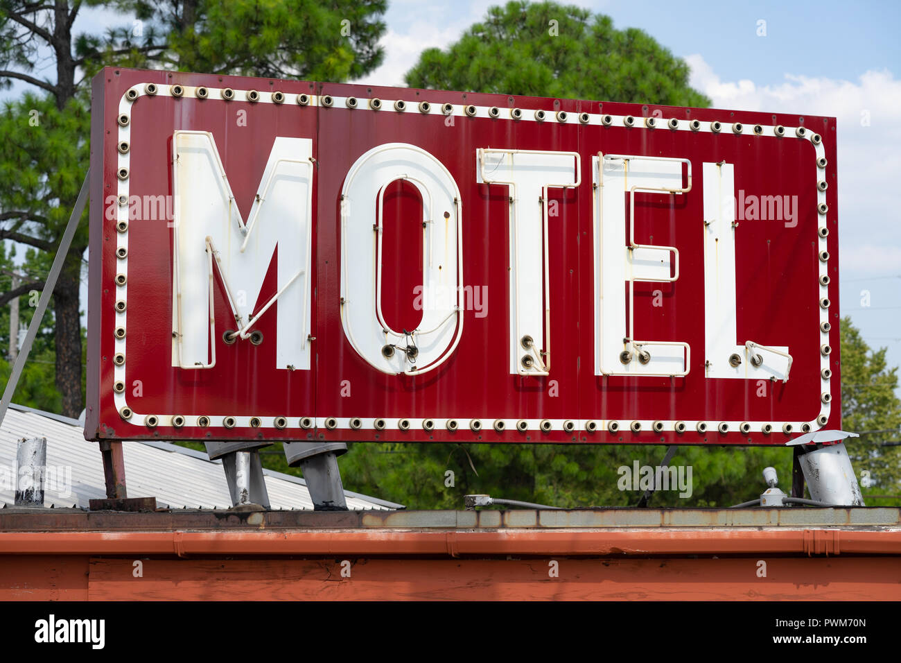 A vintage red motel sign of an old building in Texarcana, USA Stock Photo