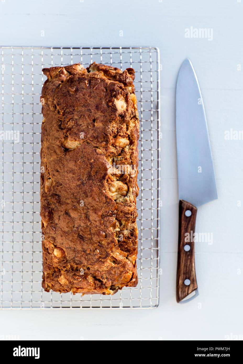 Loaf cakes on a wire cooling rack hi-res stock photography and images ...