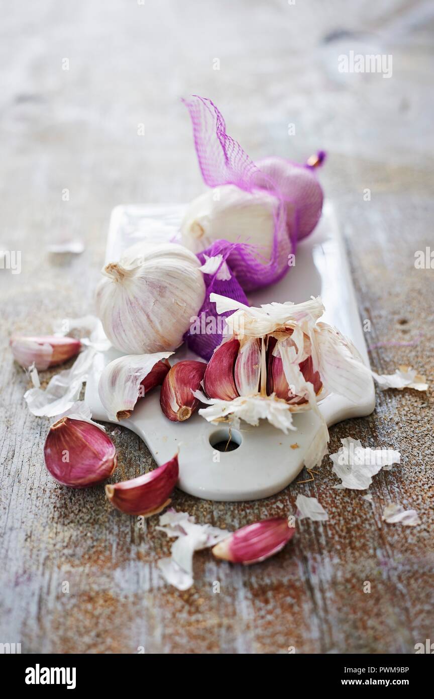 5 kg farm onions in a red pp mesh bag. Polypropylene net sack with 11 lb of  organic onions on a brown floor indoors. Buying fresh vegetables in bulk  Stock Photo - Alamy