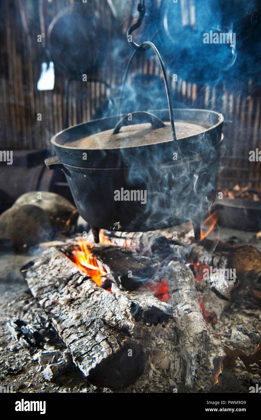 Dutch oven camp hi-res stock photography and images - Alamy