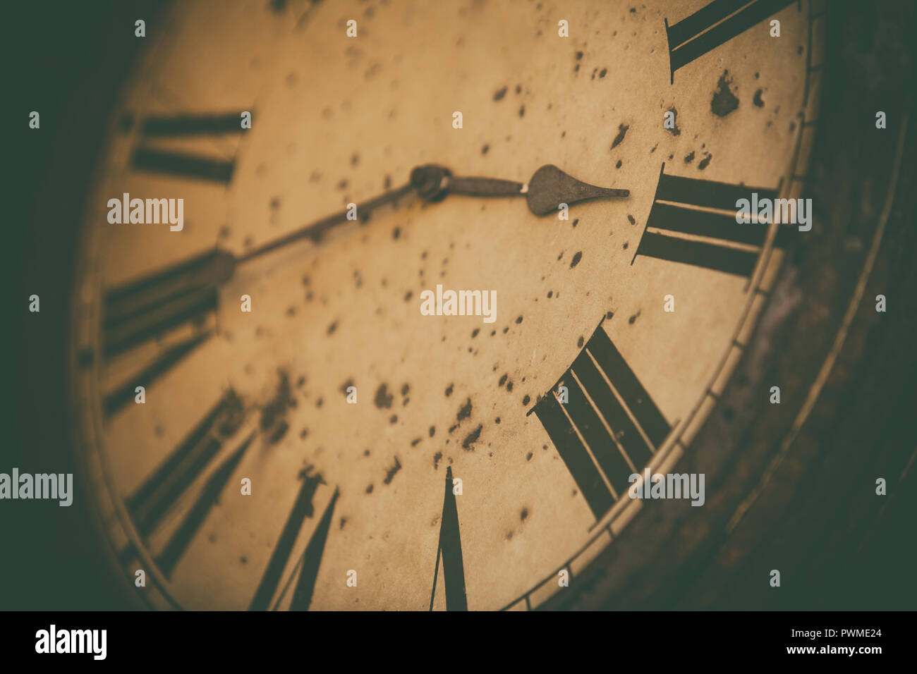 Analogue clock hi-res stock photography and images - Alamy