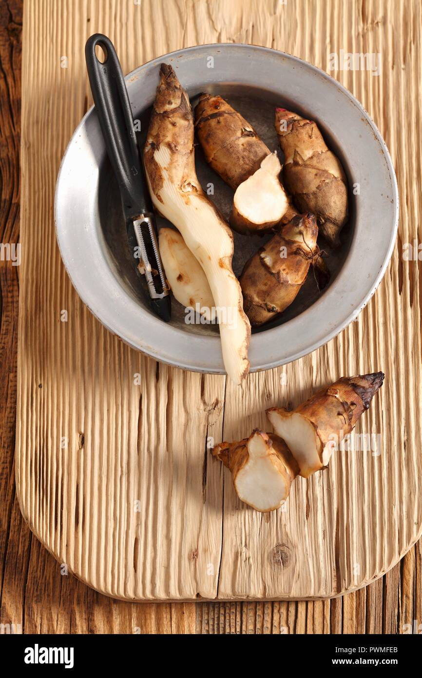 Jerusalem artichokes, partly peeled Stock Photo Alamy