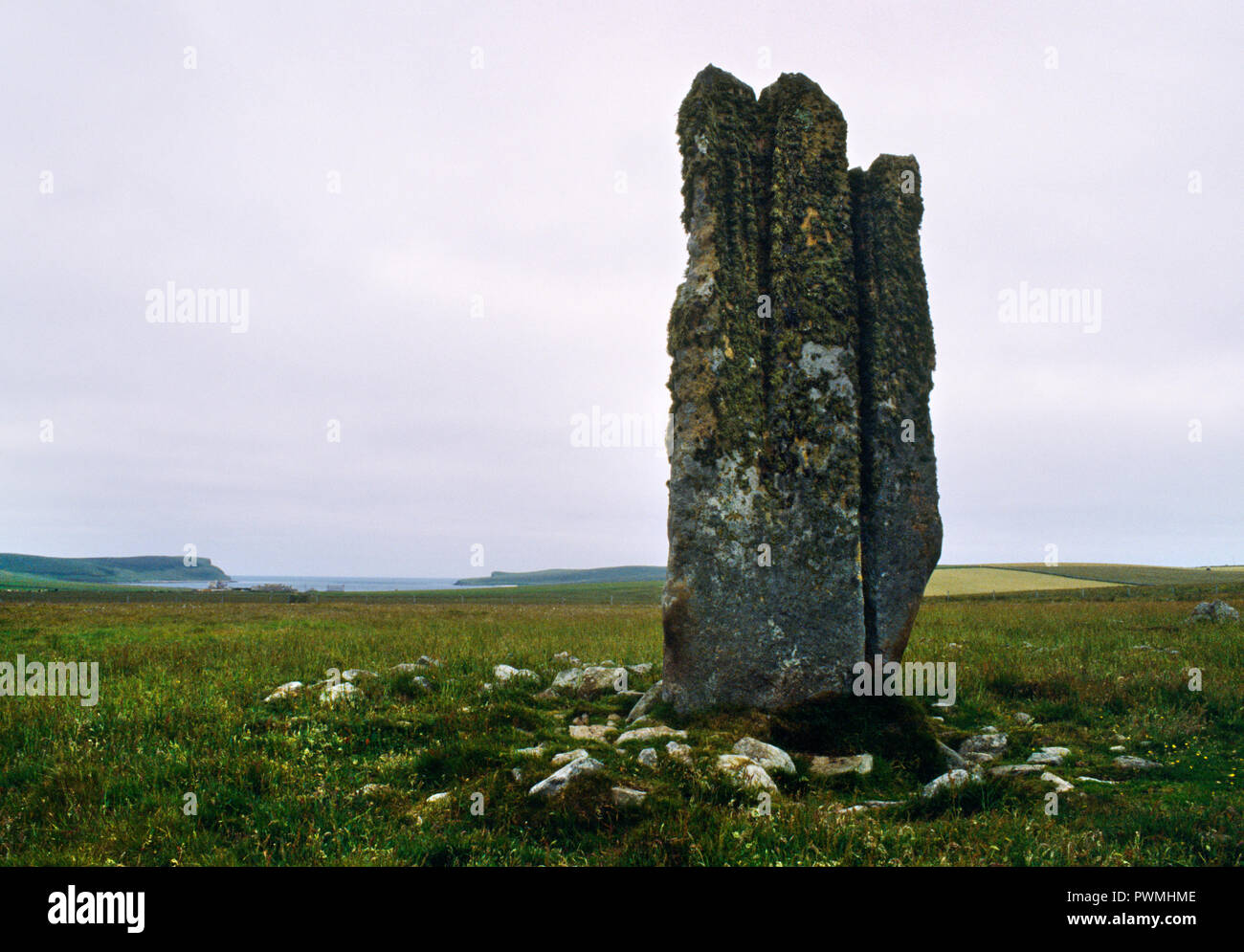 Stone of Setter prehistoric standing stone, Eday island, Orkney, Scotland, UK, looking NE to Bay of Carrick & Calf Sound: a 4.5m high sandstone slab. Stock Photo