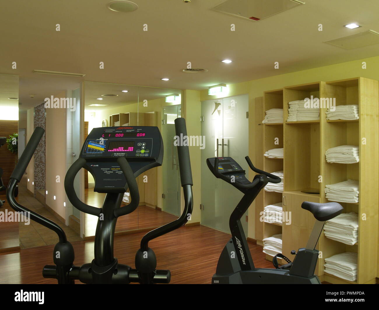 Fitnessraum Workout Room Stock Photo 222347478 Alamy