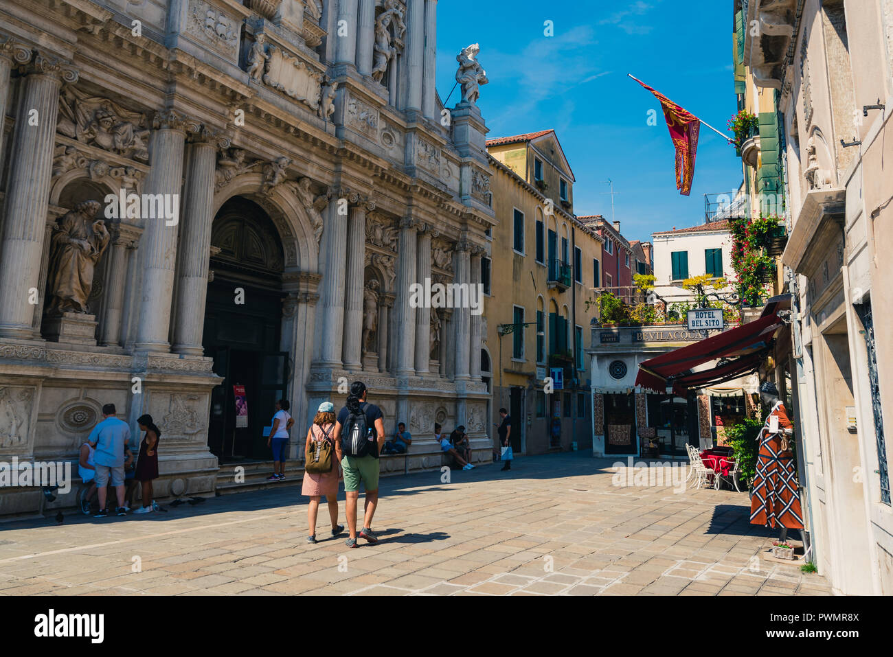 Venice couple kissing on bridge hi-res stock photography and images - Alamy