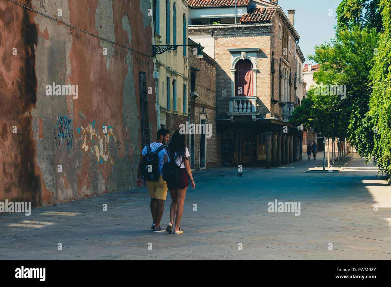 Venice couple kissing on bridge hi-res stock photography and images - Alamy