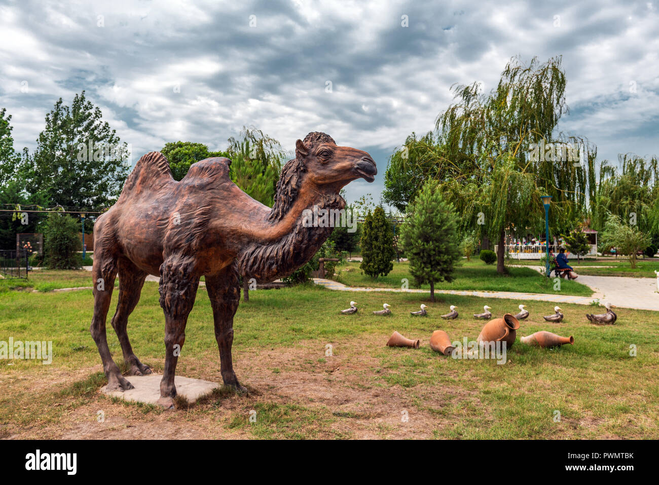 арт объект верблюд челябинск. верблюд в городе. скульптура верблюда в челябинске. памятник верблюду в челябинске. уральский город с верблюдом.