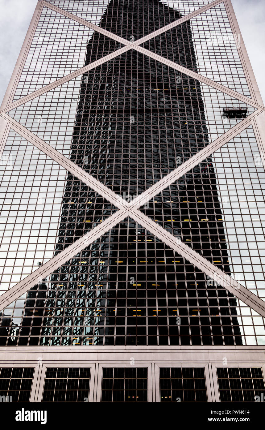Skyscraper reflection hi-res stock photography and images - Alamy