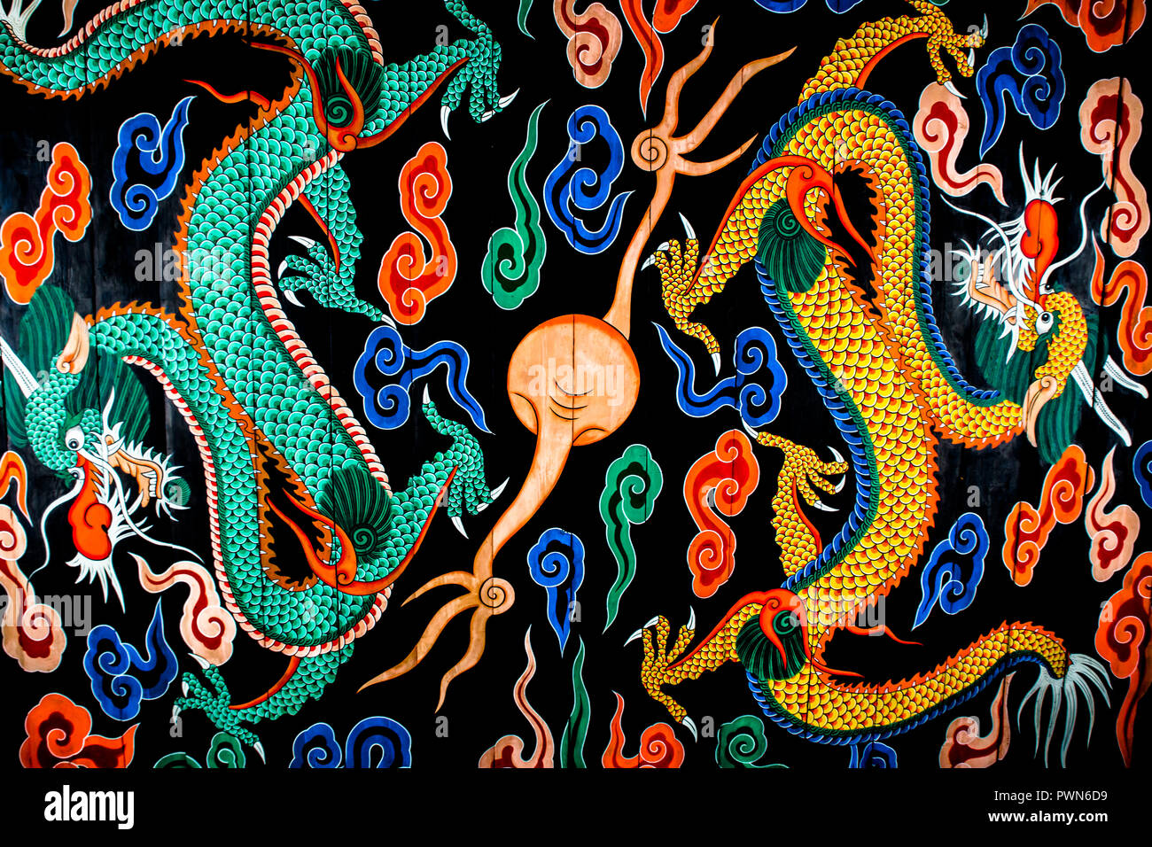 Detail of dragons on door at Namdaemun Sungnyemun gate and palace in Seoul, South Korea Stock Photo