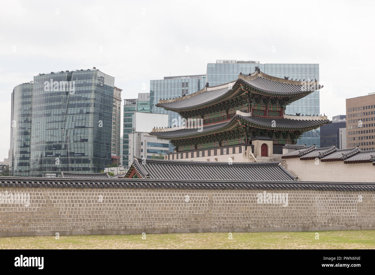 Namdaemun Sungnyemun gate and palace in Seoul, South Korea Stock Photo