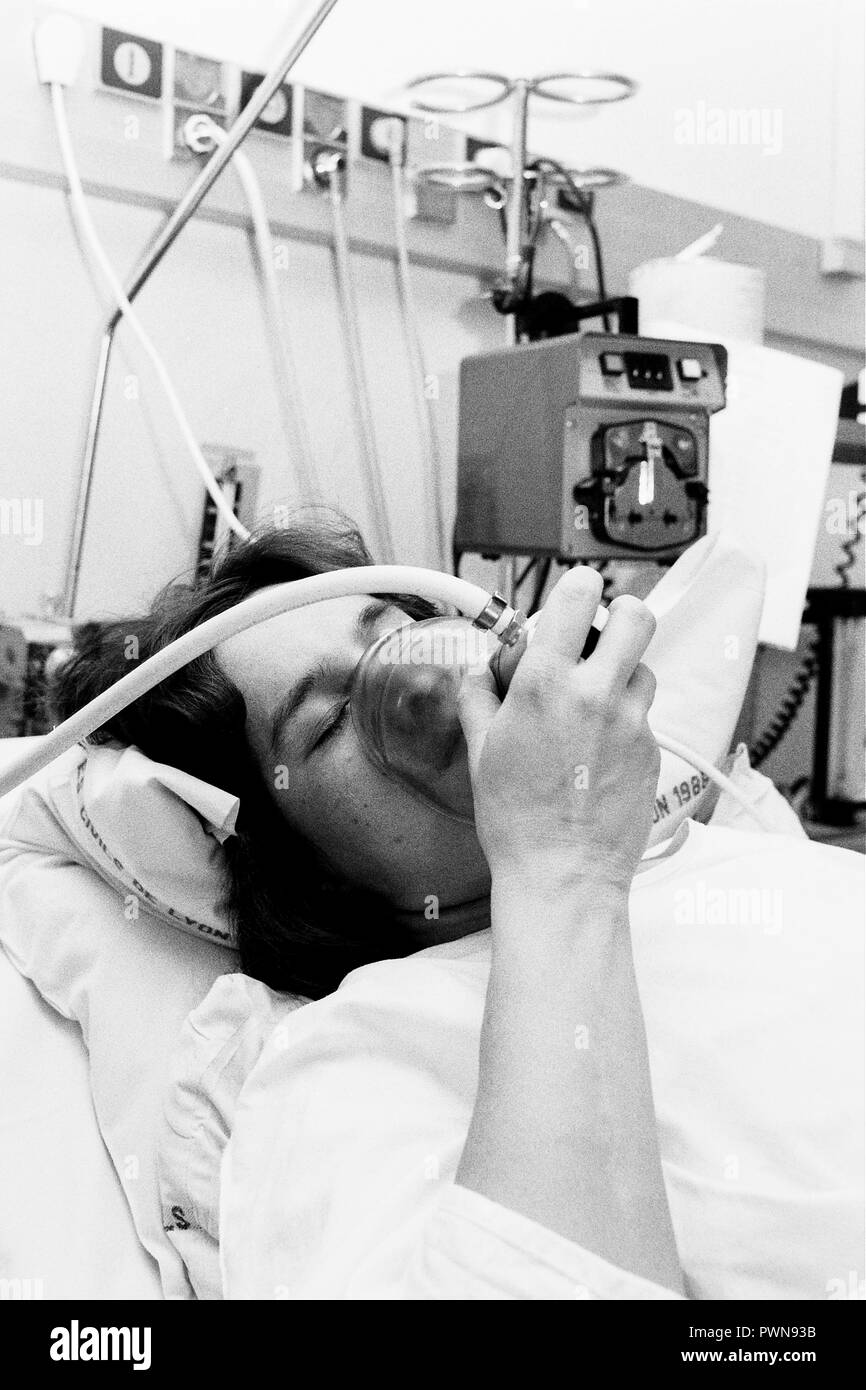 Archives 90ies: Giving birth at Hotel-Dieu hospital, Lyon, France Stock Photo