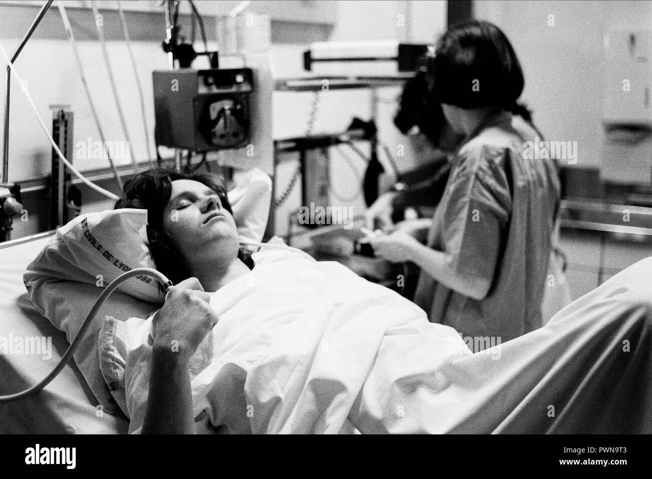 Archives 90ies: Giving birth at Hotel-Dieu hospital, Lyon, France Stock Photo