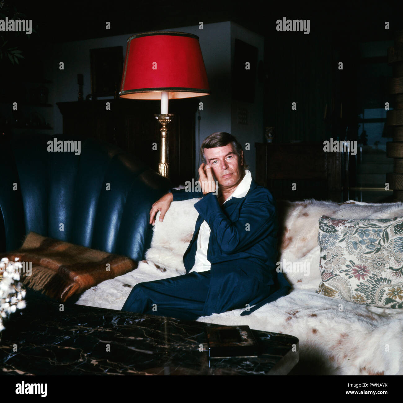 O. W. Fischer, österreichischer Schauspieler auf seinem Sofa, Schweiz  1960er. Austrian actor O. W. Fischer on his sofa, Switzerland 1960s Stock  Photo - Alamy