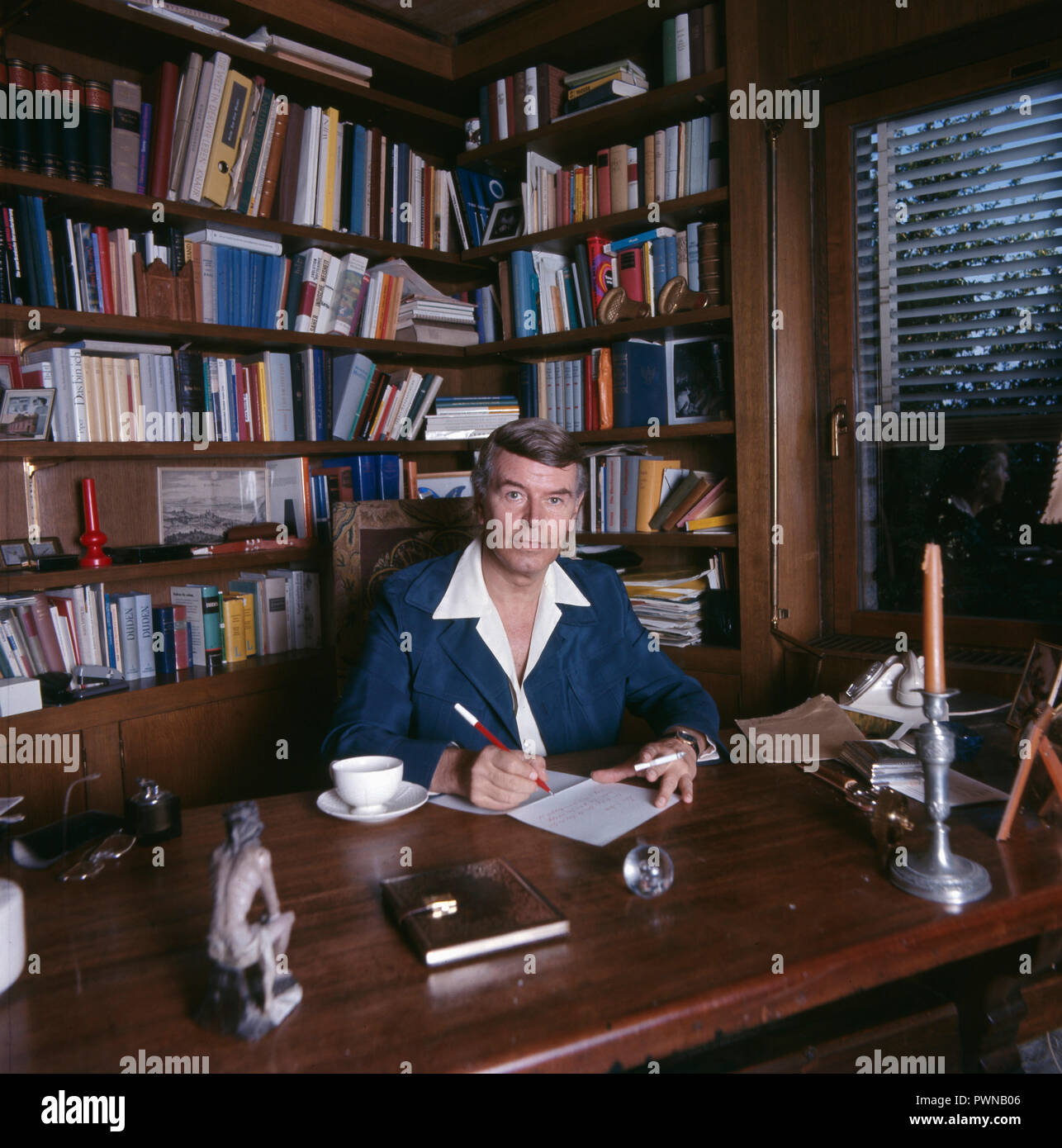 O. W. Fischer, österreichischer Schauspieler an seinem Schreibtisch, Schweiz 1960er. Austrian actor O. W. Fischer on his writing desk, Switzerland 1960s. Stock Photo