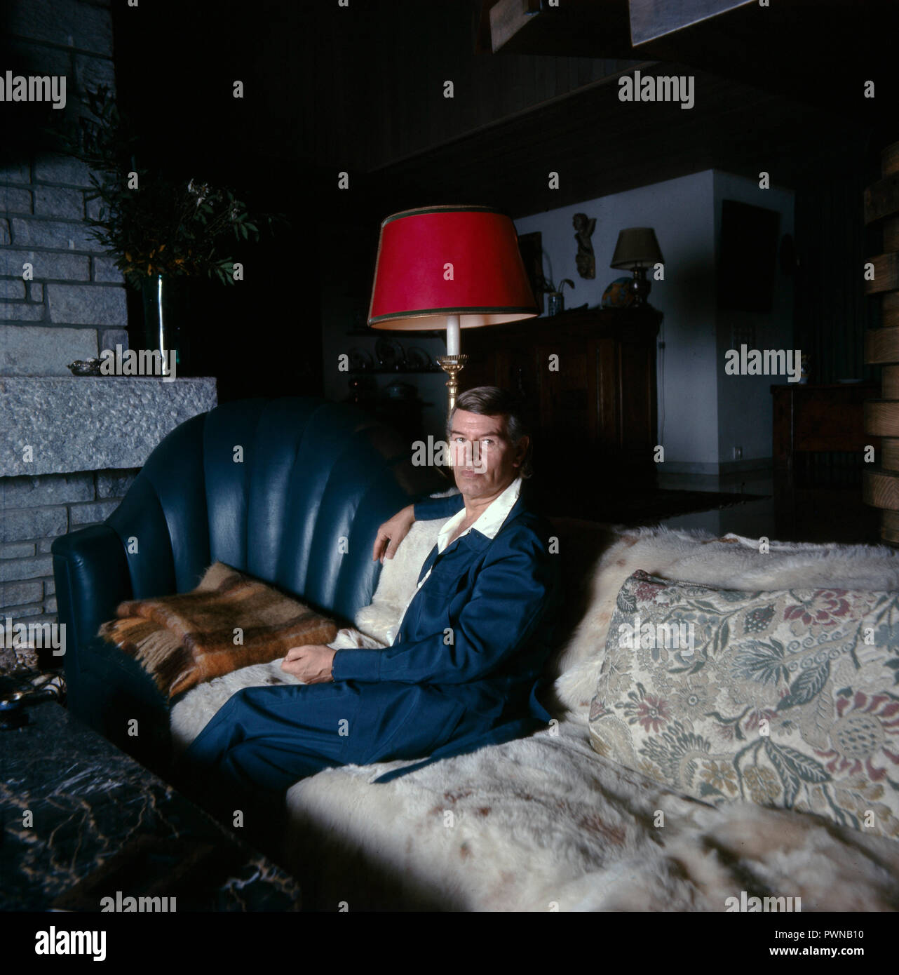 O W Fischer Osterreichischer Schauspieler Auf Seinem Sofa Schweiz 1960er Austrian Actor O W Fischer On His Sofa Switzerland 1960s Stock Photo Alamy