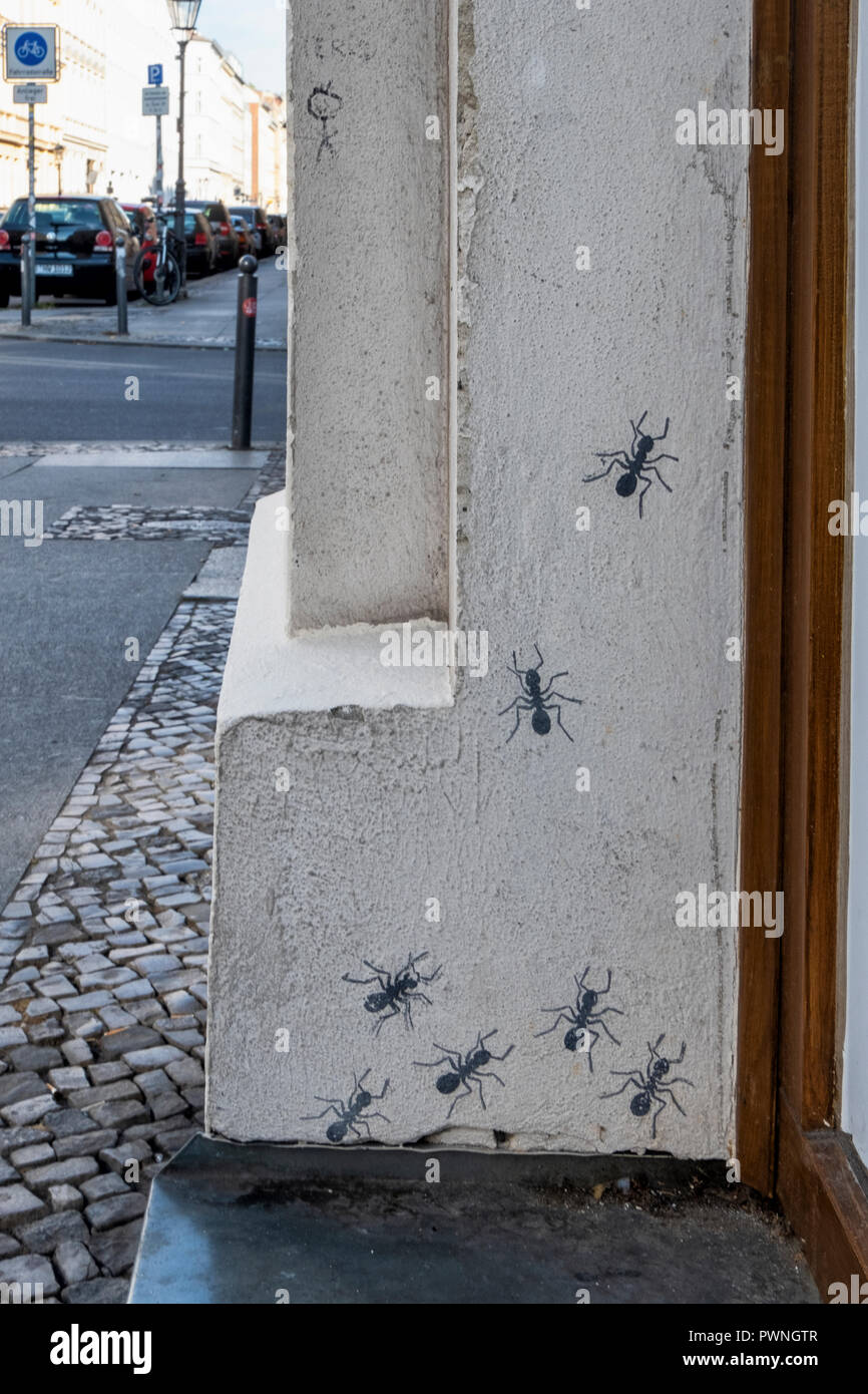 Street art in Berlin, Urban wildlife, Painted ants crawling up wall of building Stock Photo