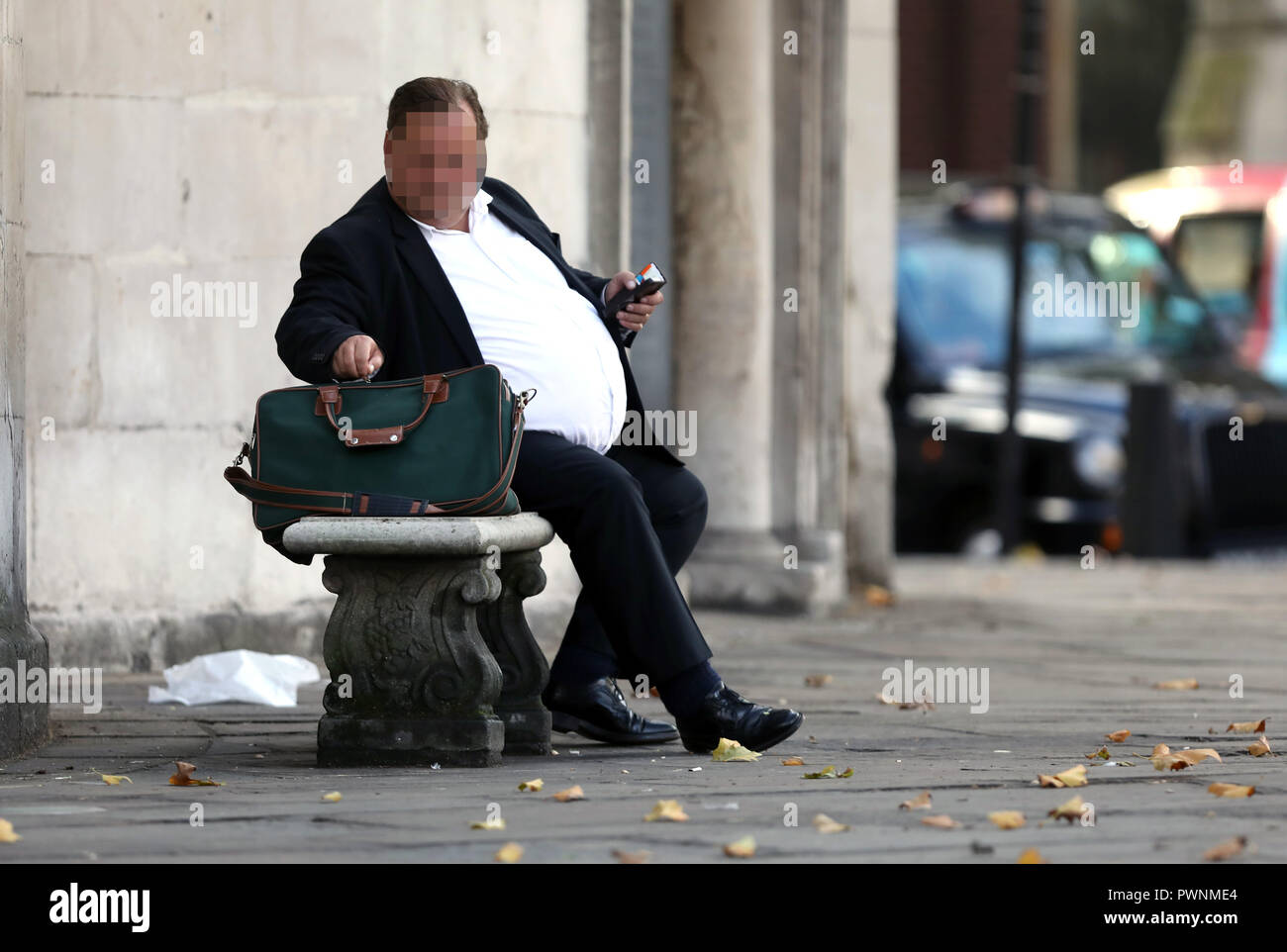 Pic shows: Obese man sitting on a bench pic by Gavin Rodgers/Pixel8000 ...