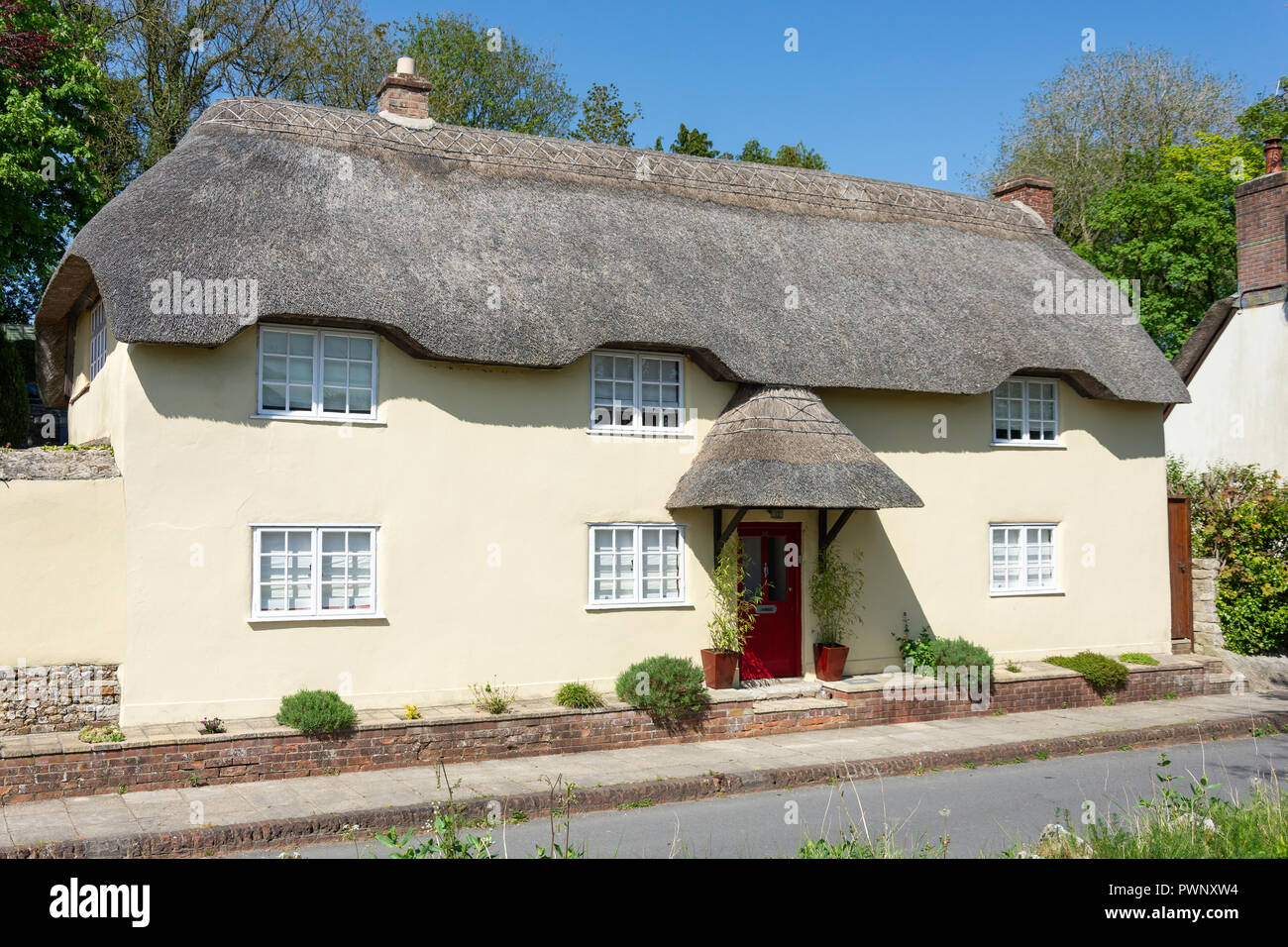 Thatched cottage, Main Road, Tolpuddle, Dorset, England, United Kingdom Stock Photo