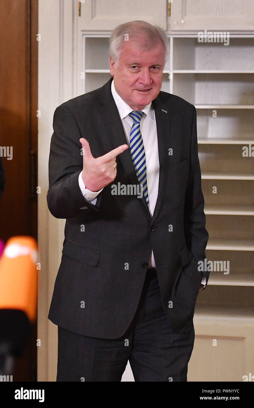 Munich, Germany. 17th Oct 2018. Munich, Germany. 17th Oct, 2018. Horst SEEHOFER (CSU chairman), gesture, gives character, single image, single cut motif, half figure, half figure . Exploratory talks of the CSU/Free Voters (FW) Bavaria in the Bavarian state parliament in Muenchen on 17.10.2018 in Muenchen | usage worldwide Credit: dpa picture alliance/Alamy Live News Stock Photo