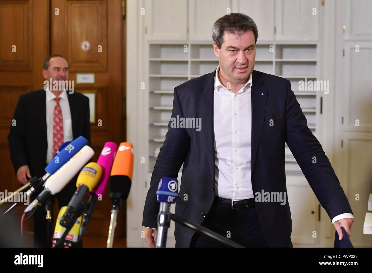 Munich, Germany. 17th Oct 2018. v.li: Hubert AIWANGER (Chairman Free Voters), Markus SOEDER (CSU, State Premier Bavaria) in press statements, exploratory talks of the CSU/Free Voters (FW) Bavaria in the Bavarian State Parliament in Munich on 17.10.2018 in Munich | usage worldwide Credit: dpa picture alliance/Alamy Live News Stock Photo