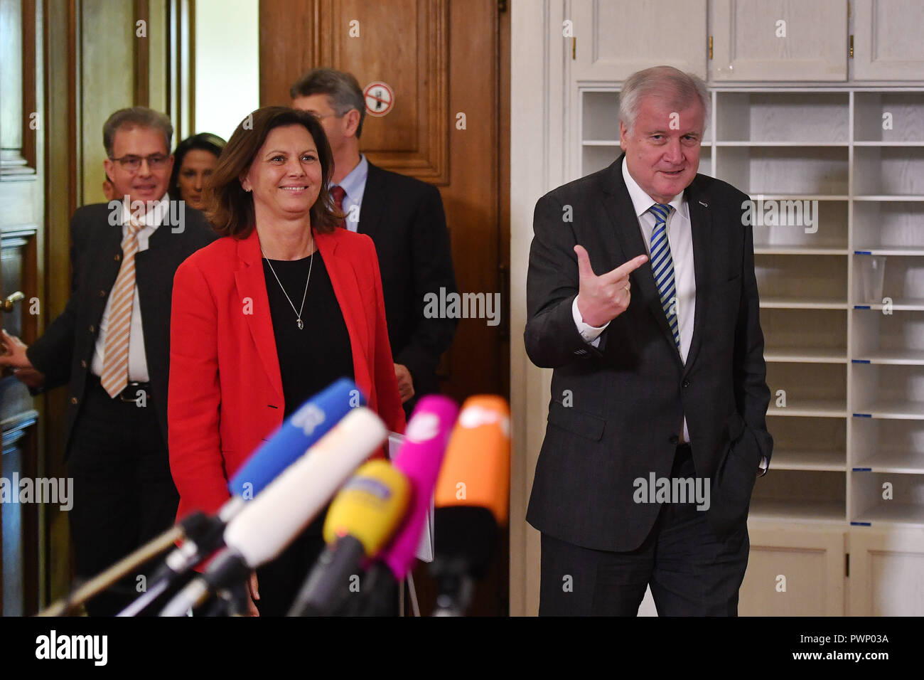 Munich, Germany. 17th Oct 2018. Munich, Germany. 17th Oct, 2018. Horst SEEHOFER (CSU chairman), gesture, gives sign, li: Ilse AIGNER . Exploratory talks of the CSU/Free Voters (FW) Bavaria in the Bavarian State Parliament in Munich on 17.10.2018 in Muenchen | usage worldwide Credit: dpa picture alliance/Alamy Live News Stock Photo