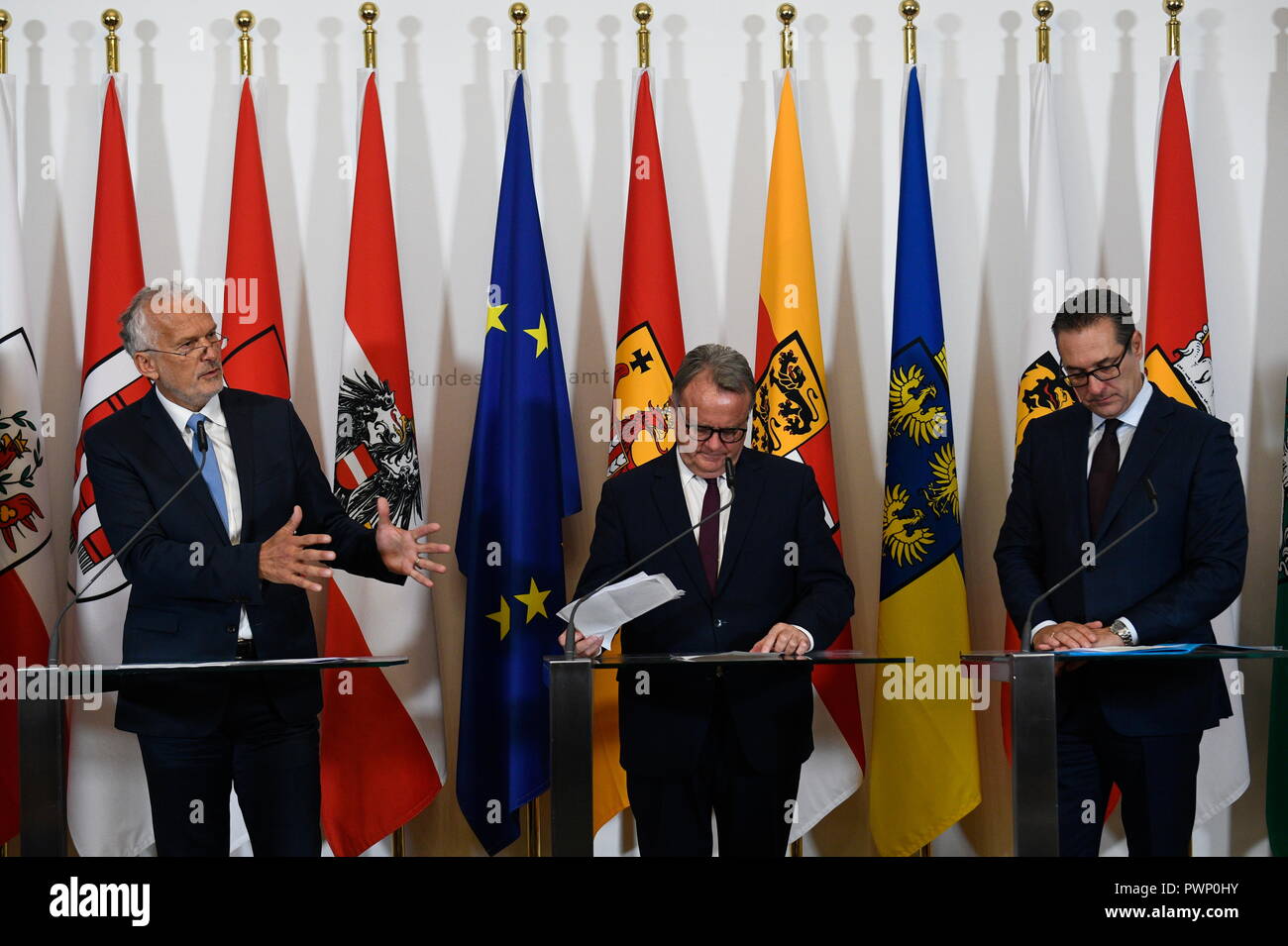 Vienna, Austria. 17 October 2018. Comment on the lack of competence between the federal government and the federal states in the press foyer of the 31st Council of Ministers at Wednesday. Picture shows  (from L to R) Federal Minister for Constitution, Reforms, Deregulation and Justice of the Republic of Austria, Josef Moser (ÖVP), Governor of Castles country (Burgenland), Hans Niessl (SPÖ) and Vice Chancellor Heinz Christian Strache (FPÖ). Credit: Franz Perc / Alamy Live News Stock Photo