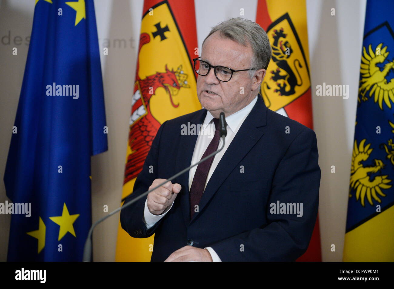 Vienna, Austria. 17 October 2018. Comment on the lack of competence between the federal government and the federal states in the press foyer of the 31st Council of Ministers at Wednesday. Picture shows Governor of Castles country (Burgenland), Hans Niessl (SPÖ). Credit: Franz Perc / Alamy Live News Stock Photo