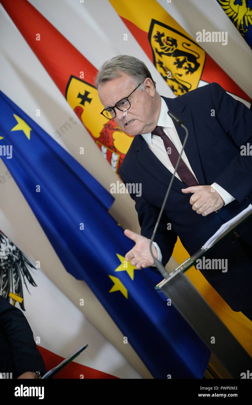 Vienna, Austria. 17 October 2018. Comment on the lack of competence between the federal government and the federal states in the press foyer of the 31st Council of Ministers at Wednesday. Picture shows Governor of Castles country (Burgenland), Hans Niessl (SPÖ). Credit: Franz Perc / Alamy Live News Stock Photo