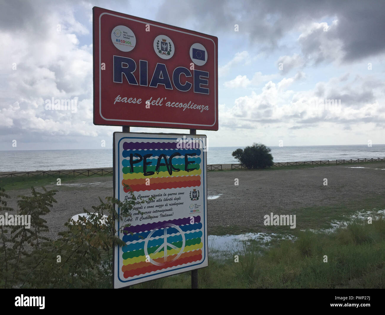 Riace, Italy. 16th Oct, 2018. 16 October 2018, Italy, Riace: A sign at the entrance to Riace describes the town as a 'paese dell'accoglienza' (migrant friendly town). The municipality in Calabria became known for the commitment of its mayor to migrants. (to dpa ''Papa Mimmo' and the turmoil in the Migrants Wonderland' of 17.10.2018) Credit: Alvise Armellini/dpa/Alamy Live News Stock Photo