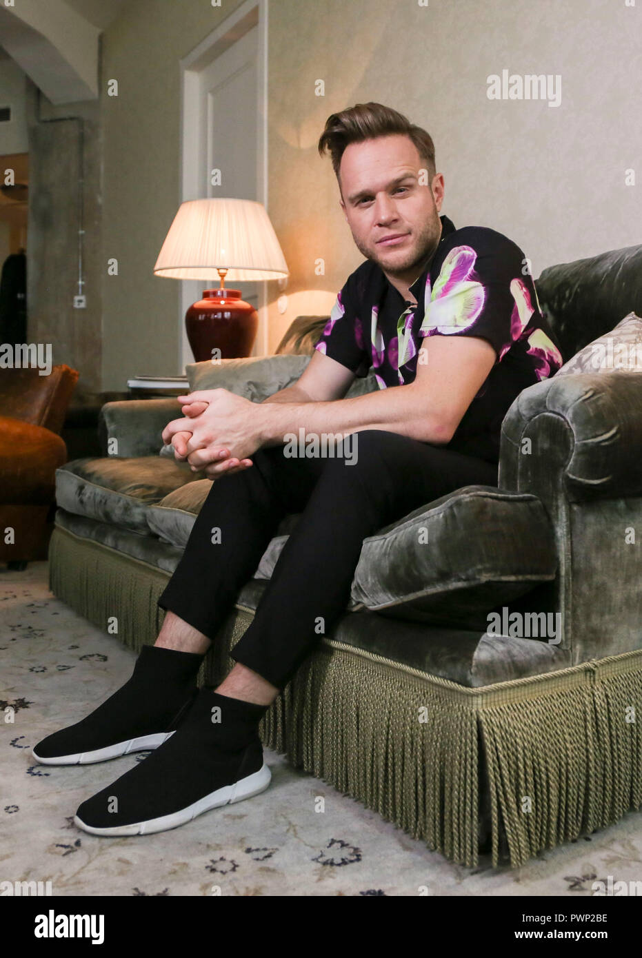 04 October 2018, Berlin: 04 October 2018, Germany, Berlin: Olly Murs looks  sits on a sofa during an interview at Soho House. On 09 November 2018 his  new album "You Know, I