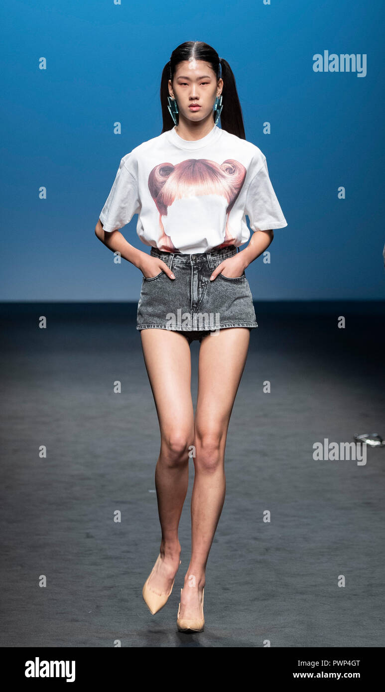 Seoul, South Korea. 17th Oct, 2018. A model displays a creation by designer Park Seung-Gun during Seoul Fashion Week at the Dongdaemun Design Plaza in Seoul, South Korea, Oct. 17, 2018. Credit: Lee Sang-ho/Xinhua/Alamy Live News Stock Photo
