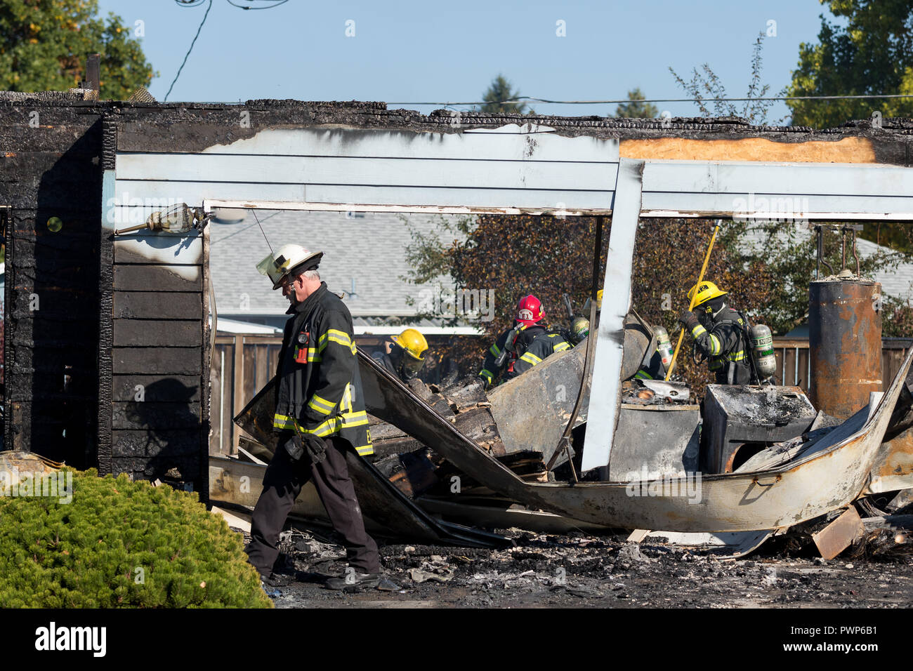 Springfield, Oregon, United States. 17th October, 2018. eugene fire chief Ennis walks in front
