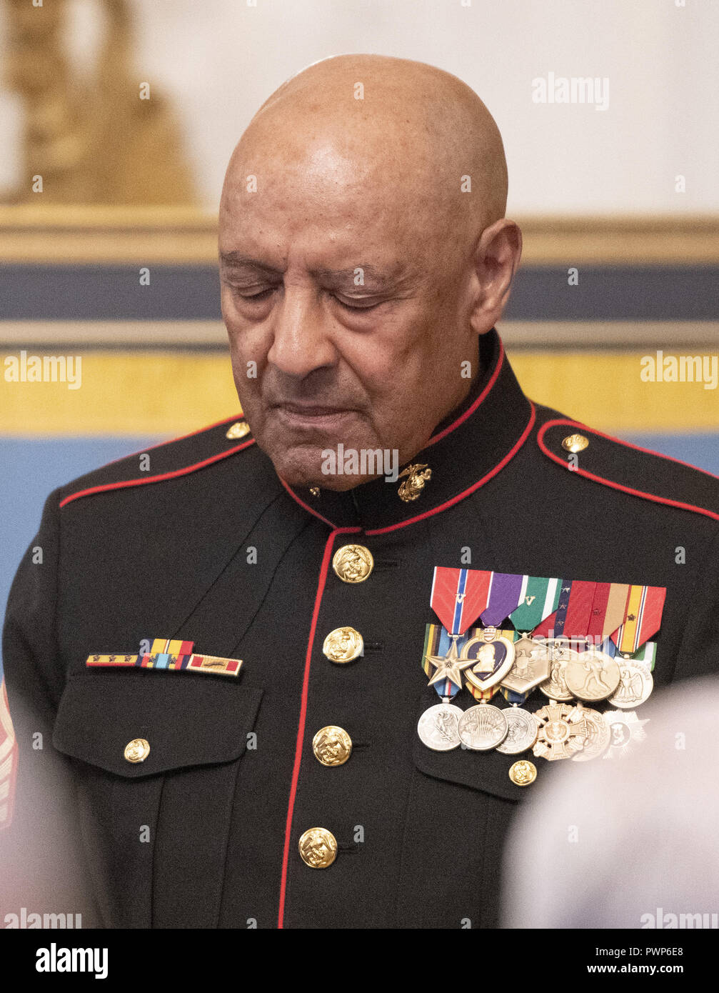 Washington, District of Columbia, USA. 17th Oct, 2018. Sergeant Major John L. Canley, United States Marine Corps (Retired) bows his head in prayer during the ceremony where US President Donald J. Trump awarded him the Medal of Honor for conspicuous gallantry during the Vietnam War in a ceremony in the East Room of the the White House in Washington, DC on Wednesday, October 17, 2018 Credit: Ron Sachs/CNP/ZUMA Wire/Alamy Live News Stock Photo